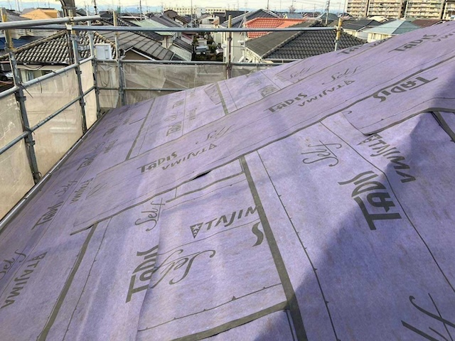 防水シート施工中